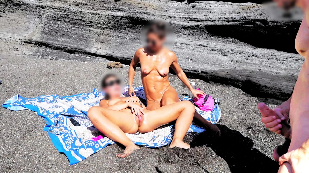 BEACH DICKFLASH FOR TWO GIRLS:my friend Fede goes to the beach with a friend of hers and arranges a spicy encounter with my cock