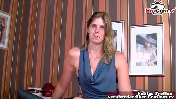 Deutsche normale Frau masturbiert das erste mal vor der Kamera