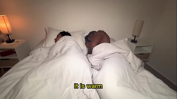 La madrastra y el hijastro comparten una cama en una habitación de hotel. subtitulos en ingles