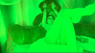 16 rossmex se masturba rico ocn su vibrador en pijamada con su oso ,mexicana caliente para videollamada con su osito