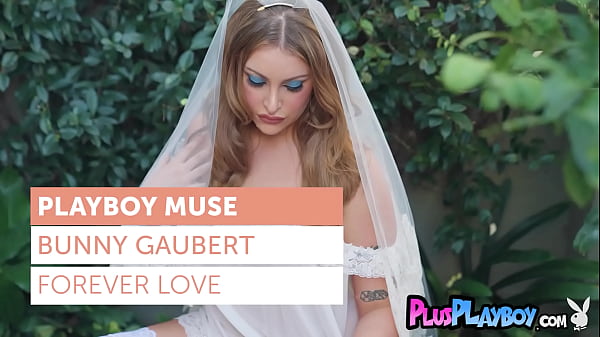 Big ass bride exposed her amazing body while posing in hot wedding dress