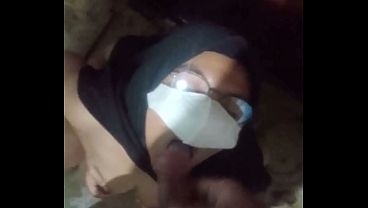 Cewek Indonesia ngentot di kamar mandi sambil minum air kencing