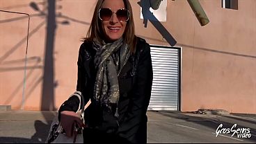 Kyara, belle brune, savoure une grosse bite