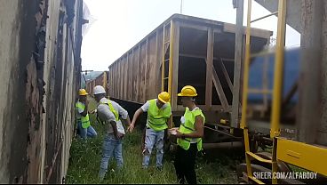 OS OPERÁRIOS PEGARAM PESADO HOJE NO TRABALHO CHAMARAM O AMIGO PARA UMA ORGIA NA HORA DO ALMOÇO E A SOBREMESA FOI COM MUITO LEITE NO RABO E NO MEIO DOS TRILHOS E VAGÕES DOS TRENS Part I ( TEASER )