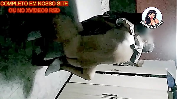 VIZINHO DOTADO FOI A NOSSO AP. PRA RESOLVER ASSUNTOS DO CONDOMINIO , MAS ACABOU ME ARROMBANDO NA MINHA CAMA! ( COM LEGENDA )