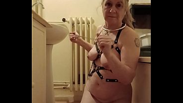 2026 03 18 Esclave F attachée au radiateur, uro et ceinture