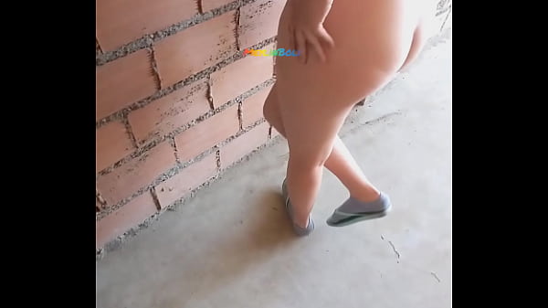 CASERO ALBAÑIL SE FOLLA AL LA MUJER DEL DUEÑO EN LA TERRAZA PERUANA INFIEL PONE LOS CACHOS A SU MARIDO