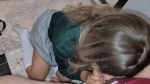 estudiante descubierta dedéandose en el baño de la escuela y termina cogiendo con su maestro. Vol #2