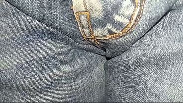 Pantalón orinado solo mojando mi pantalón seco