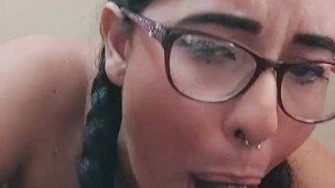 Rica jovencita jugando y cabalgando su rico dildo gigante