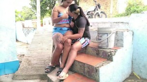 se le fue el agua a la vecina y yo le deje humectada la vagina