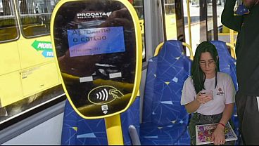 Aluna não resiste ao pau que viu no Ônibus Público