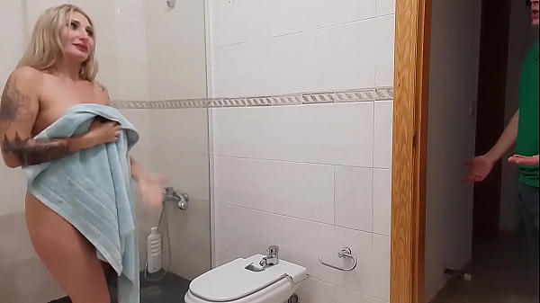 CALIENTE MADRASTRA FOLLADA Y CORRIDA EN EL BAÑO DESPUES DE LA DUCHA POR EL HIJASTRO