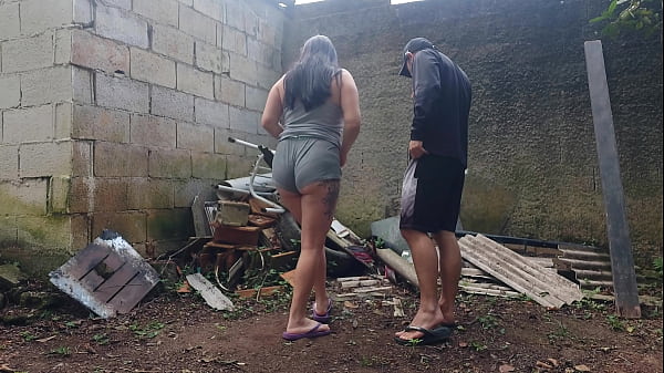 Comendo garota na festa, nos fundos do sítio