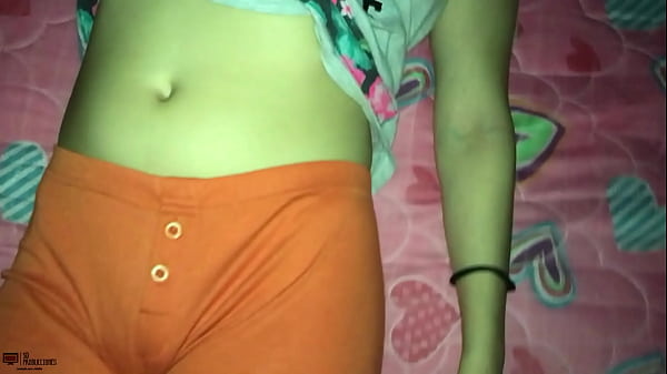 Entro a la habitación de mi hermanastra, se deja follar hasta venirme en su coño- CREAMPIE