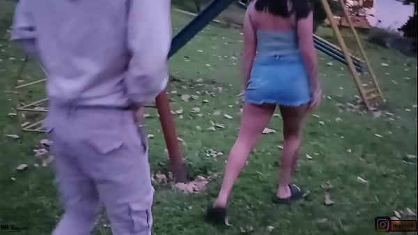 Hermanastros cachondos tienen sexo duro al aire libre en la finca de sus padrastros