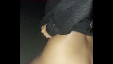 Le soy infiel a mi novio en publico con un desconocido, le pido que me llene de semen y nos encuentran al final