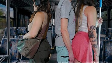 Masturbando a un extraño en el autobús