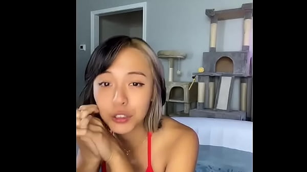 mujer con un bonito bikini rojo
