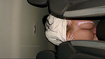 Novia infiel se escapa de su casa a la media noche para tener sexo en el auto de su amante