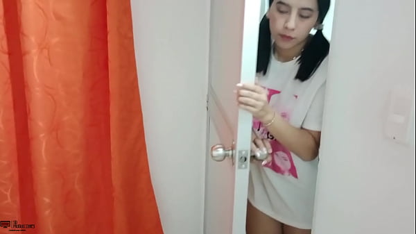 A la hermosa Teens VAYOLETH le encanta tener la gran polla blanca de su hermanastro en la boca Porno en Español