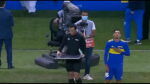 Aaron Molinas pisándola y encarando