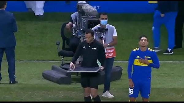 Aaron Molinas pisándola y encarando