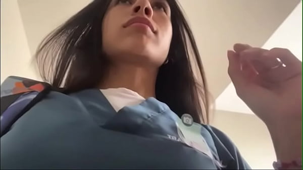 ENFERMERA REAL DÁNDOSE DEDO EN EL TRABAJO PERRA