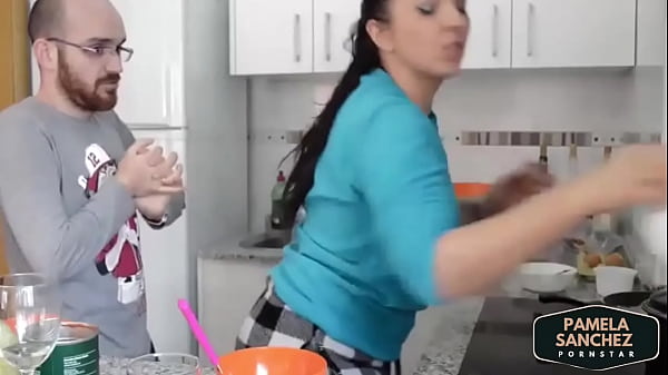 Follando en la cocina mientras cocina Pamela y Jesus más videos en la cocina