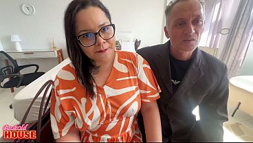 Homem corno compartilhando a esposa gordinha com um irmão da igreja