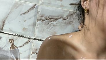 قحبة جزائرية تحب أتبول عليها ونيكها من طيزها سكس عرب ساخن  نيك في الحمام خيانة زوجية  نيك طيز كلام بيهيج صوت واضح