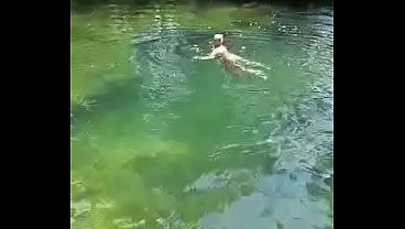 Deutsche Milf Mama Sandra in Kroatien auf mreznica schwimmt ganz nackt im wasser