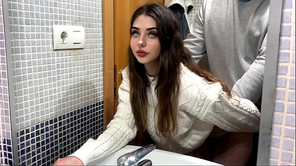 el Novio de mi mejor amiga entra al baño conmigo para meterme su polla , el mejor sexo en mis 18 años