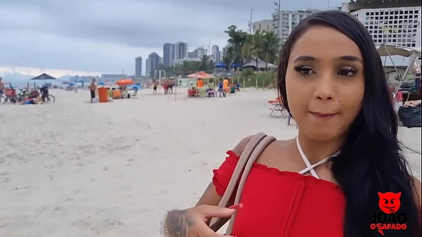 Levei a Ninfeta para conhecer a praia