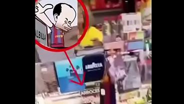 Mujer española siendo “jodida” por famoso (termina en arresto)