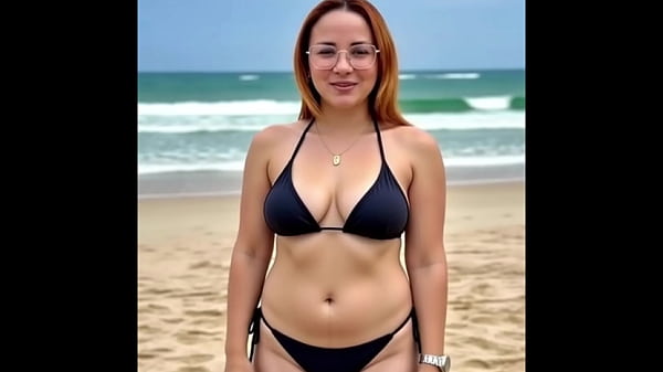 Uma ruiva na praia correndo e sentando na beira mar